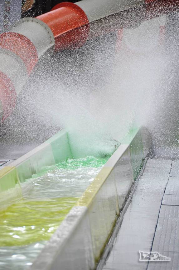 Essa nuvem de água é a chegada do Antonio depois de descer um dos escorregadores do Beach Park, em Fortaleza, capital do Ceará
